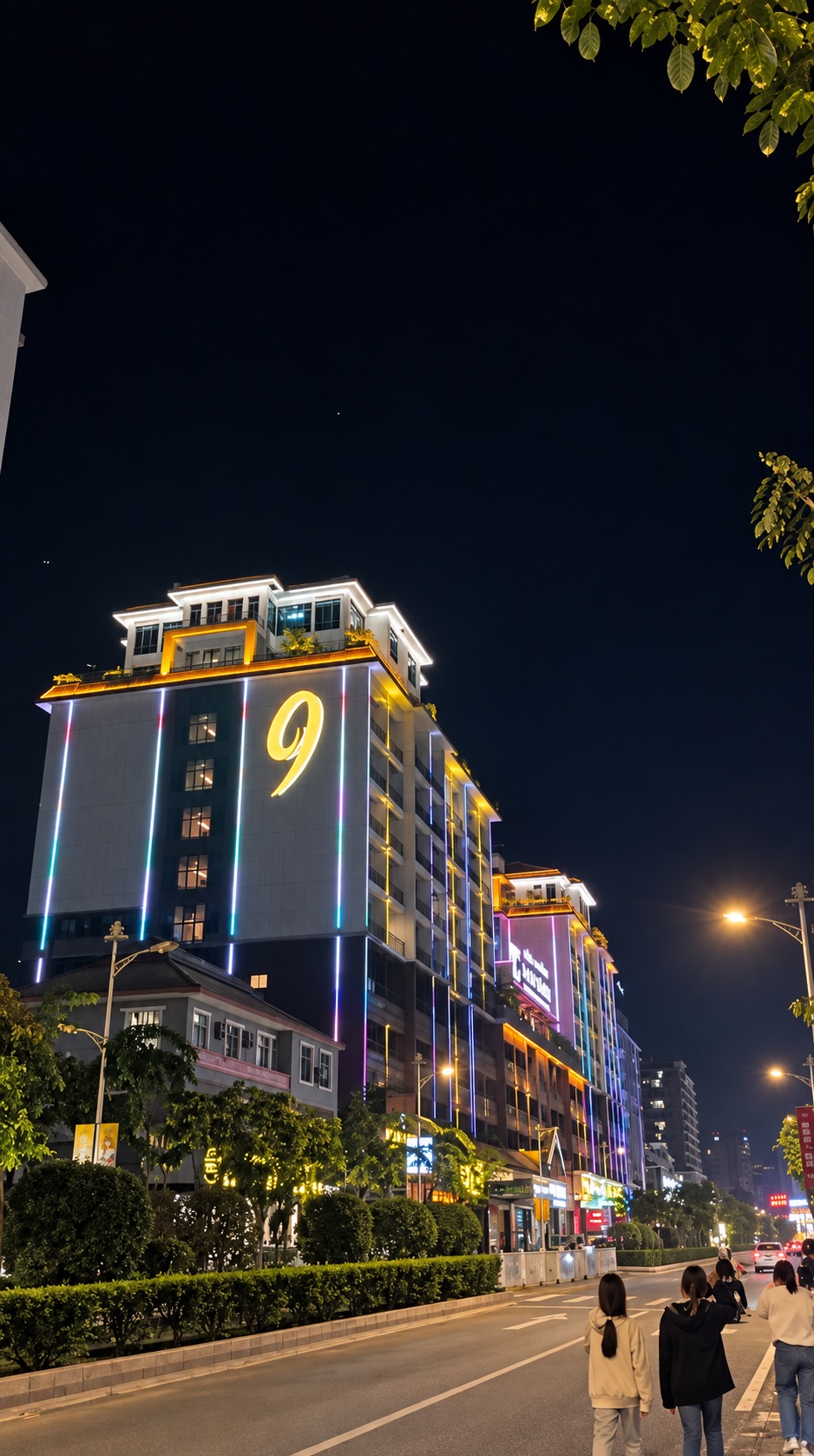99厅酒店夜间外观